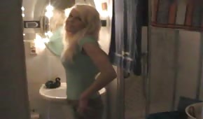 Blondi sika w toalecie