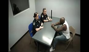 Przesłuchanie z dwoma napalonymi policjantkami