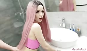 Różowe włosy analnie ruchanej babeczki 