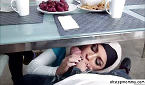 Arabska suczka ciągnie penisa pod stołem 